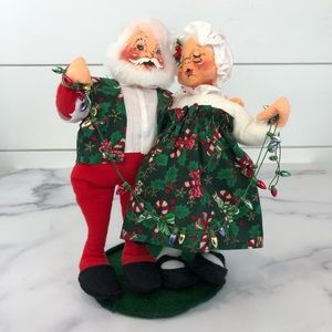 1999 Annalee 9” Santas Stringing Lights